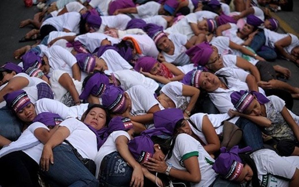 Філіппіни, Маніла. Жінки-активістки влаштували лежачий страйк перед будівлею штабу Католицької конференції єпископів Філіппін у Манілі. Вони вимагали у єпископів підтримки щодо законопроекту про репродуктивне здоров&#039;я. / © AFP