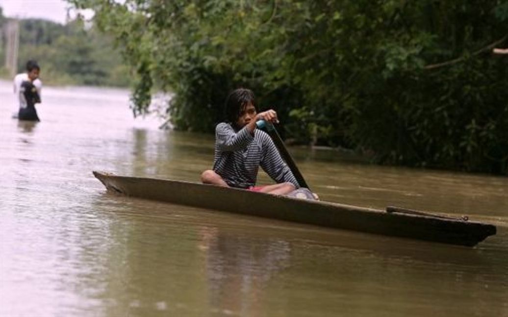 Автомобільні дороги затоплені, залізничне сполучення перервано. / © AFP