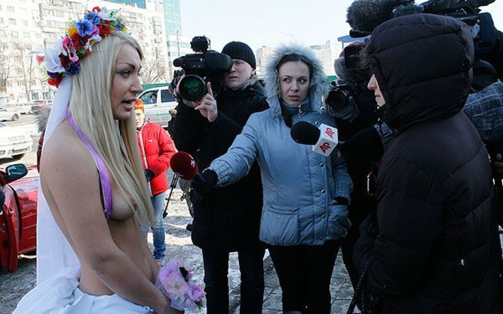 Жіночий рух FEMEN провів у Києві чергову топлес-акцію під назвою "Наречені для папуаса". / © Жіночий рух FEMEN