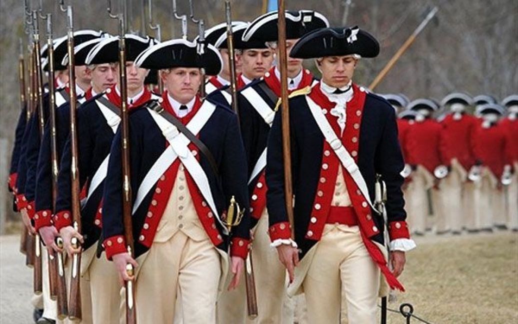 США, Маунт-Вернон. Люди, одягнені у форму солдатів континентальної армії США, провели марш на честь річниці дня народження Джорджа Вашингтона, першого президента США, який також називають Днем президентів. / © AFP