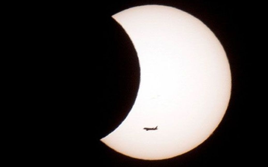 Німеччина, Аахен. Літак на тлі першого у 2011 році часткового сонячного затемнення. / © AFP