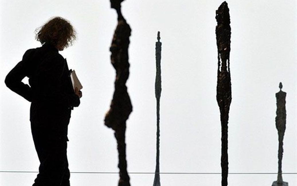 Німеччина, Вольфсбург. Журналістка проходить повз скульптури швейцарського художника Альберто Джакометті, виставлені у Художньому музеї у Вольфсбурзі. / © AFP