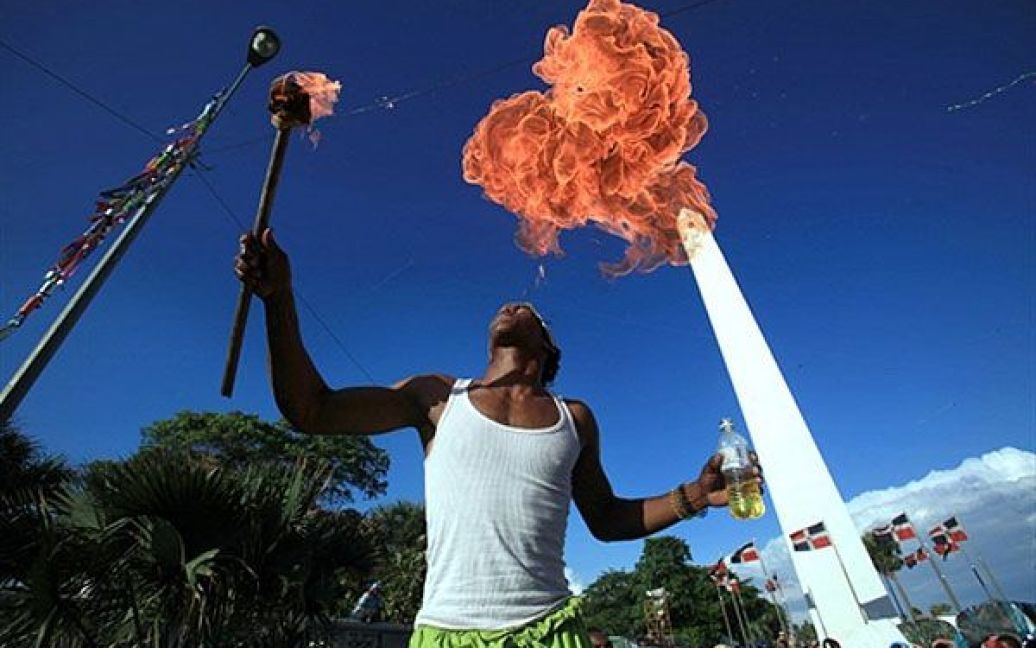 Домініканська Республіка, Санто-Домінго. Чоловік "дихає" вогнем під час виступу на карнавалі у Санто-Домінго. / © AFP