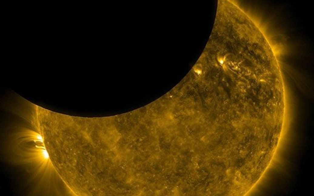 Зображення, отримане від NASA. Новий місяуь проходить між обсерваторією сонячної динаміки НАСА та сонцем. / © AFP
