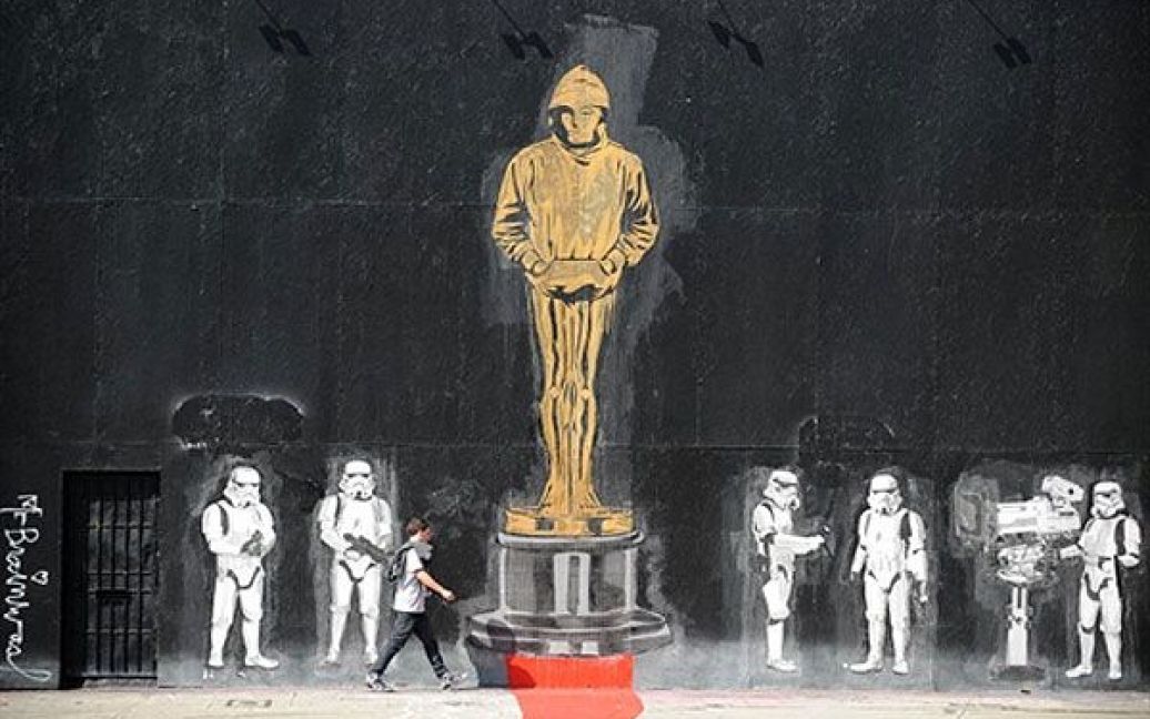 США, Лос-Анджелес. Людина проходить повз граффіті, присвячене тому, що відомий артист Бенксі номінований на "Оскар" за найкращий документальний фільм "Вихід через магазин подарунків". / © AFP