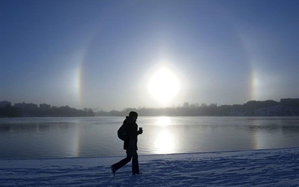 Швеція, Стокгольм. Паргелій над озером Меларен у Стокгольмі. Це
природнє явище утворюється з крижаних кристалів у атмосфері під час
холодної погоди. Денні температури у Стокгольмі тримаються нижче мінус
10 градусів по Цельсію. / © AFP