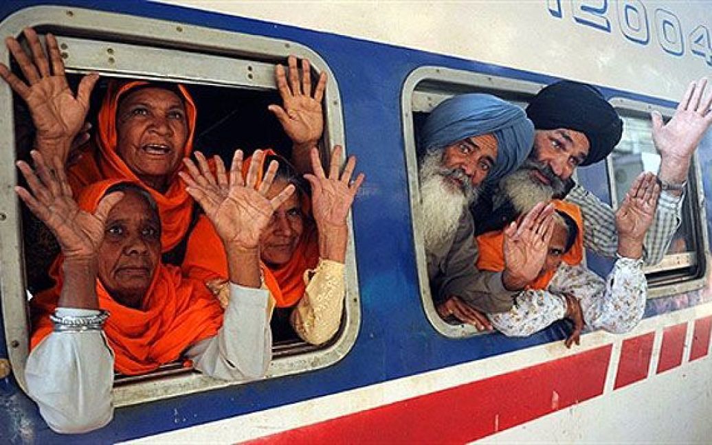 Індія, Амрітсар. Індійський сикхський паломник визирає з вагону поїзда, який прямує до Пакистану, на залізничній станції в Амрітсарі. Тисячі паломників-сикхів прямують з усього світу до Пакистану на святкування п&#039;ятсот сорок першого дня народження Шрі Гуру Нанаки, який припадає на 21 листопада 2010 року. / © AFP
