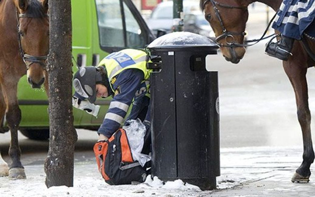 Швеція, Стокгольм. Поліцейський перевіряє підозрілий мішок на вулиці у Стокгольмі. У країні посилено заходи безпеки після того, як в центрі шведської столиці стався подвійний вибух. В результаті вибуху, який прогримів у пішохідній зоні міста, загинула одна людина. / © AFP