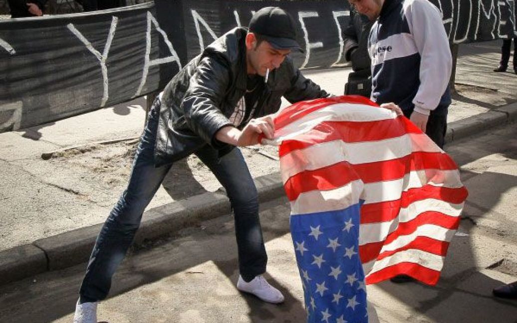 Мітингувальники розгорнули прапори забороненої в Росії Націонал-більшовицької партії / © Украинское Фото