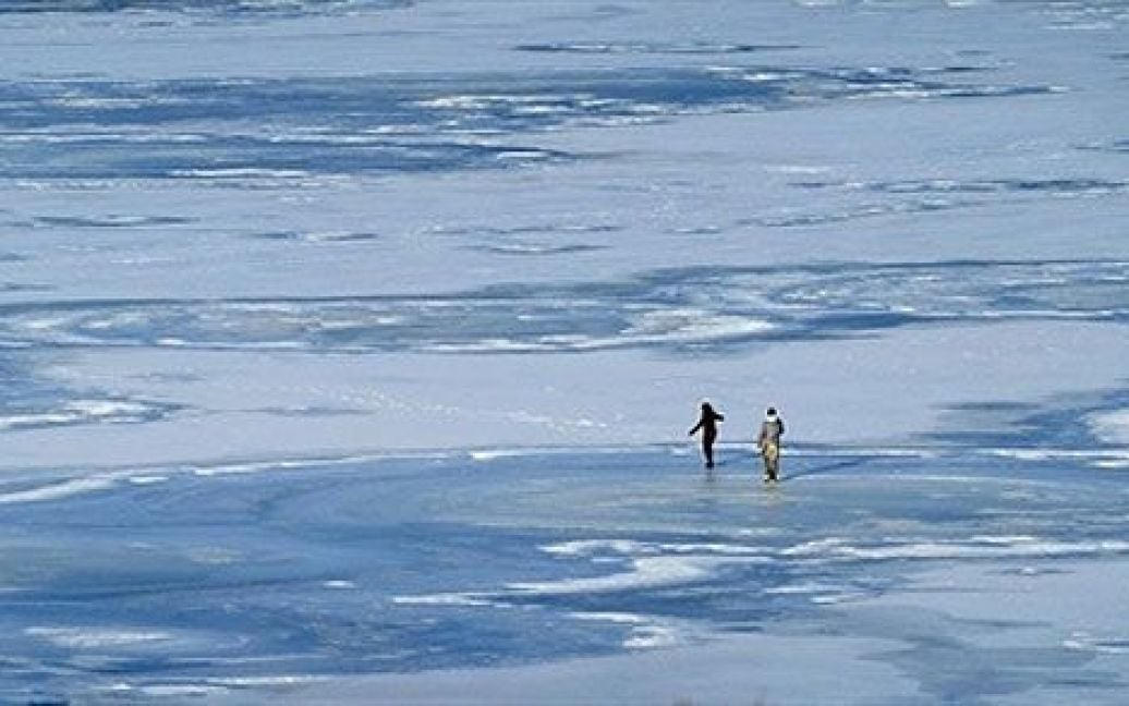 Іспанія, Галенде. Люди йдуть по замерзлій поверхні озера
Лагуна-де-лос-Песес у селищі Галенде, провінція Самора / © AFP