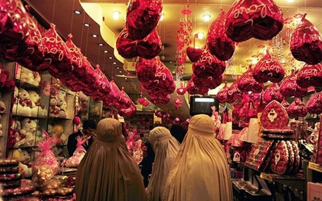 Пакистан, Пешавар. Пакистанські жінки у традиційному одязі вибирають подарунки до Дня Святого Валентина у магазині міста Пешавар. / © AFP