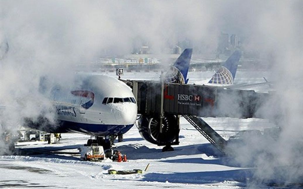 США, Нью-Арк. Заметіль обдуває літак компанії "British Airways" у міжнародному аеропорту "Ліберті" у Нью-Арку, штат Нью-Джерсі. Через потужну заметіль з поривчастим вітром і сильним снігопадом кілька аеропортів поблизу Нью-Йорку були закриті. / © AFP