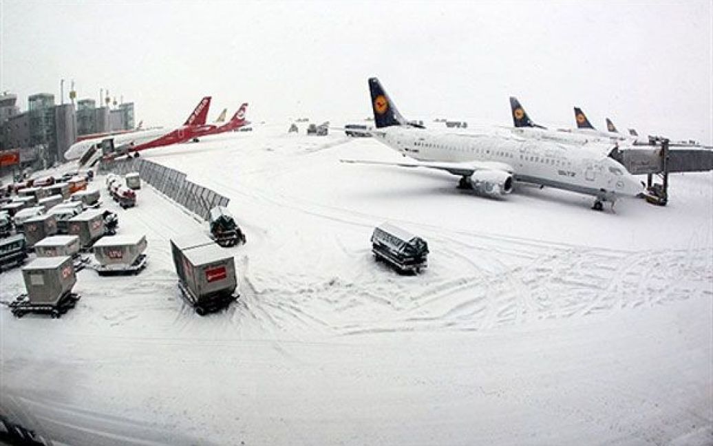 Німеччина, Дюссельдорф. Засипані снігом літаки стоять в аеропорту західного німецького міста Дюссельдорф. Зимова погода заблокувала авіаперевезення у багатьох країнах Європи. / © AFP