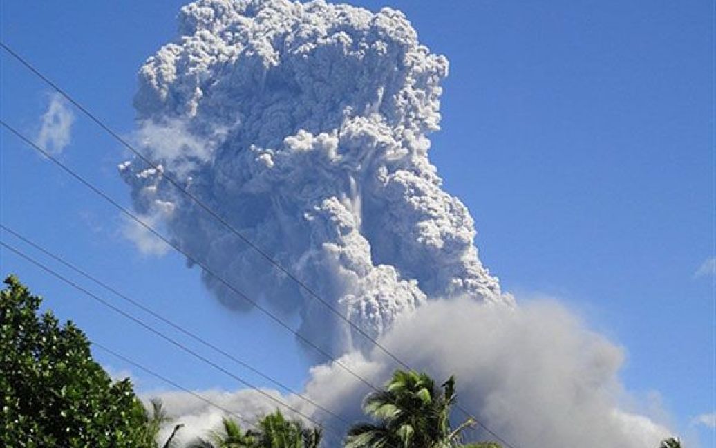 Філіппіни, Іросін. Вулкан Булусан, висотою 1559 метрів, прокинувся і почав викидати у повітря попіл. / © AFP
