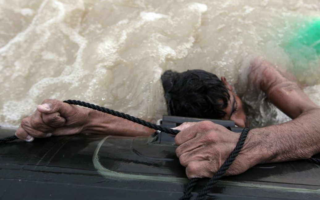 У Пакистані сталася одна з найсильніших повеней в історії країни, яка тривала кілька місяців. В результаті стихійного лиха майже одна п&#039;ята частина країни опинилася під водою. (Paula Bronstein / Getty Images) / © The Boston Globe