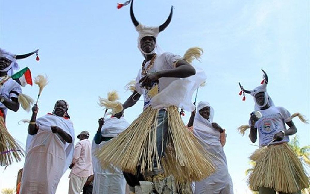 Судан, Хартум. Танцівник у традиційному одязі виступає на відкритті засідання Продовольчої і сільськогосподарської організації ООН для країн Близького Сходу. / © AFP