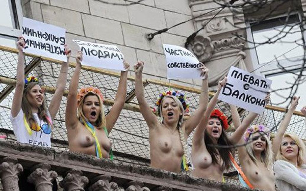 Топлес-протест FEMEN "Бунтівний балкон" пройшла на балконі в центрі Києва, навпроти будівлі КМДА. / © УНІАН