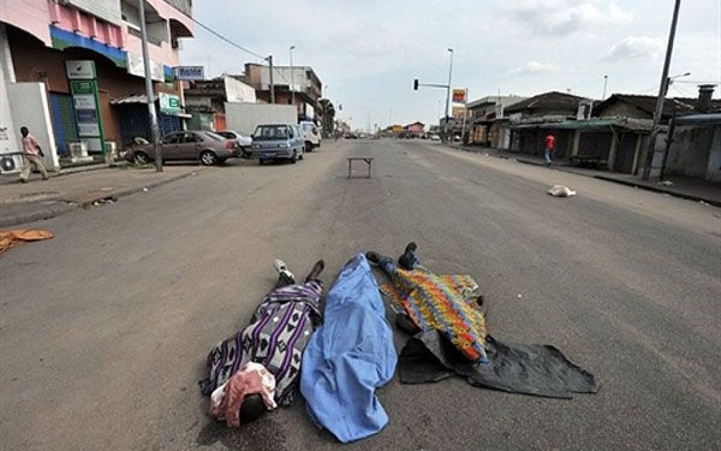 Кот-д&#039;Івуар, Абіджан. Тіла трьох загиблих під час зіткнень на одній з центральних вулиць  міста Абіджан. У Абіджані тривають криваві війни між прихильниками різних лідерів країни, в яких загинули десятки людей. / © AFP