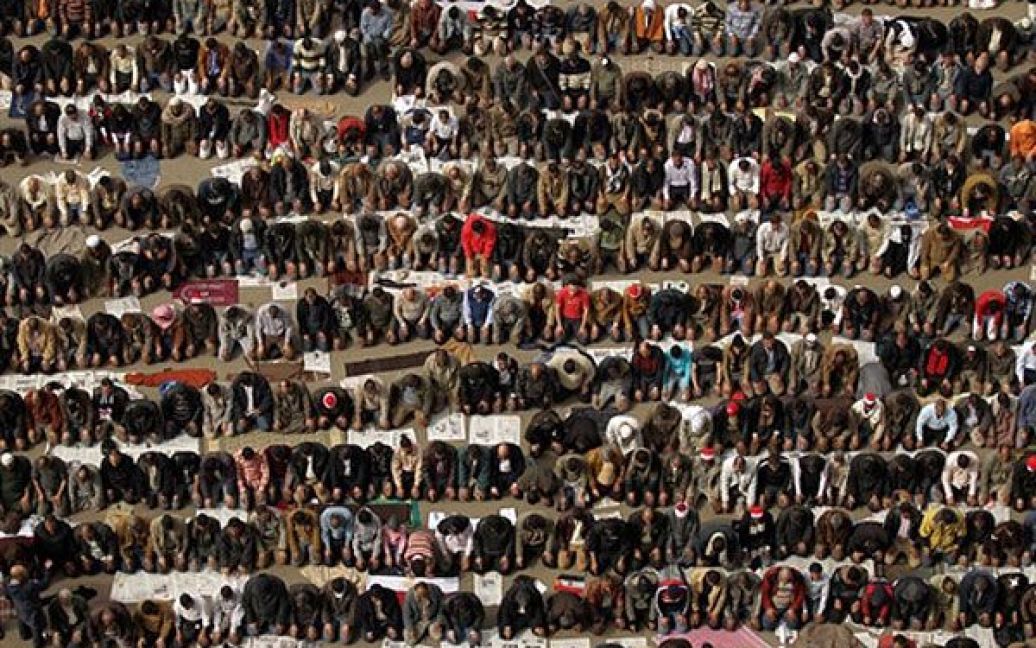 Єгипет, Каїр. Тисячі єгиптян моляться на площі Тахрір в центрі Каїра після майже двох тижнів безпрецедентних акцій протесту з вимогою повалення президента Хосні Мубарака. / © AFP