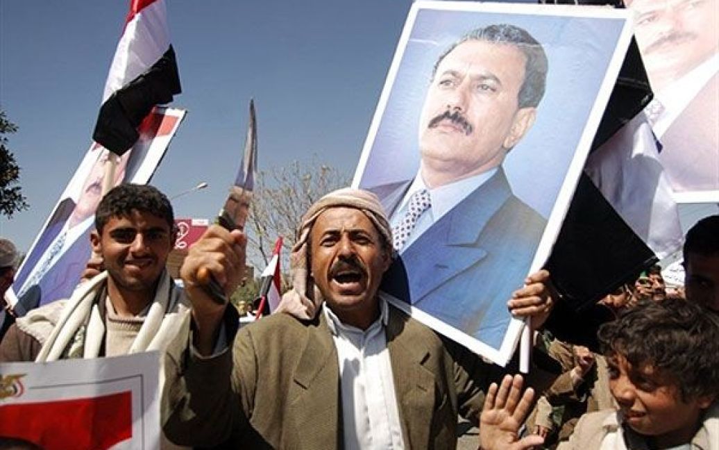 Ємен, Сана. Прихильники єменської влади вигукують опозиційні гасла під час демонстрації проти опозиції, яка пройшла перед університетом Сани і заблокувала антиурядові протести у місті. Прихильники влади приєдналися до цивільної поліції, які розігнали кількатисячний натовп протестуючих проти режиму президента Алі Абдалли Салеха. / © AFP