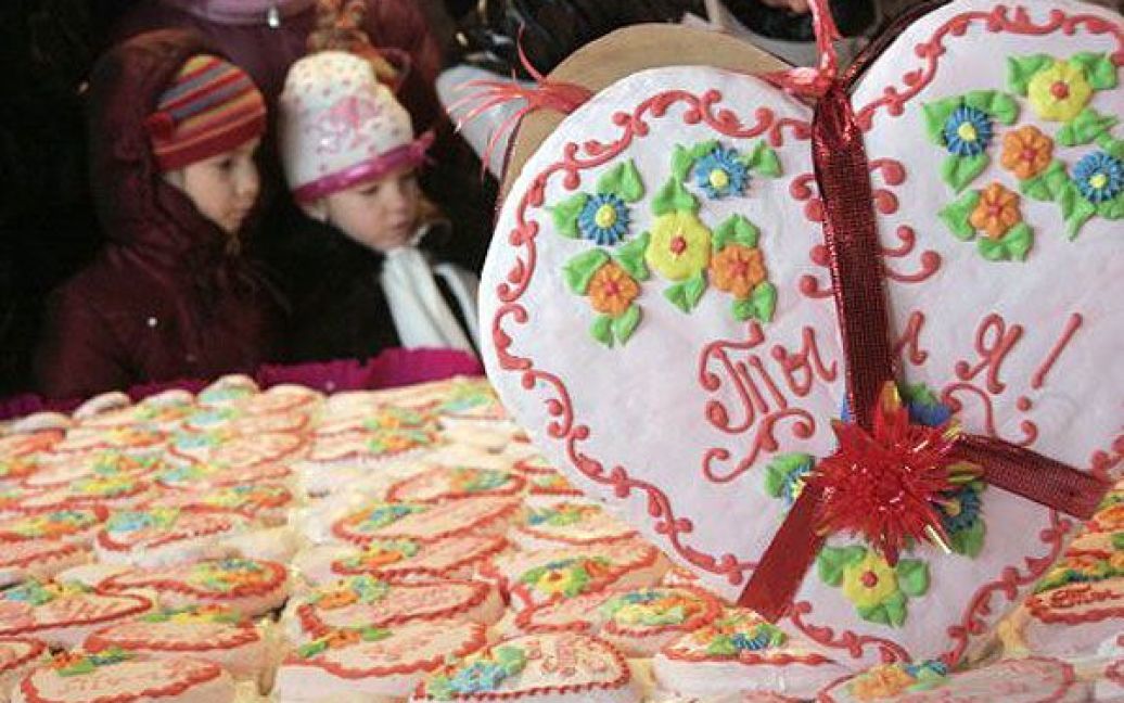 До Дня закоханих у Севастополі виготовили пряник розміром 12 кв. м і вагою 240 кг. / © УНІАН