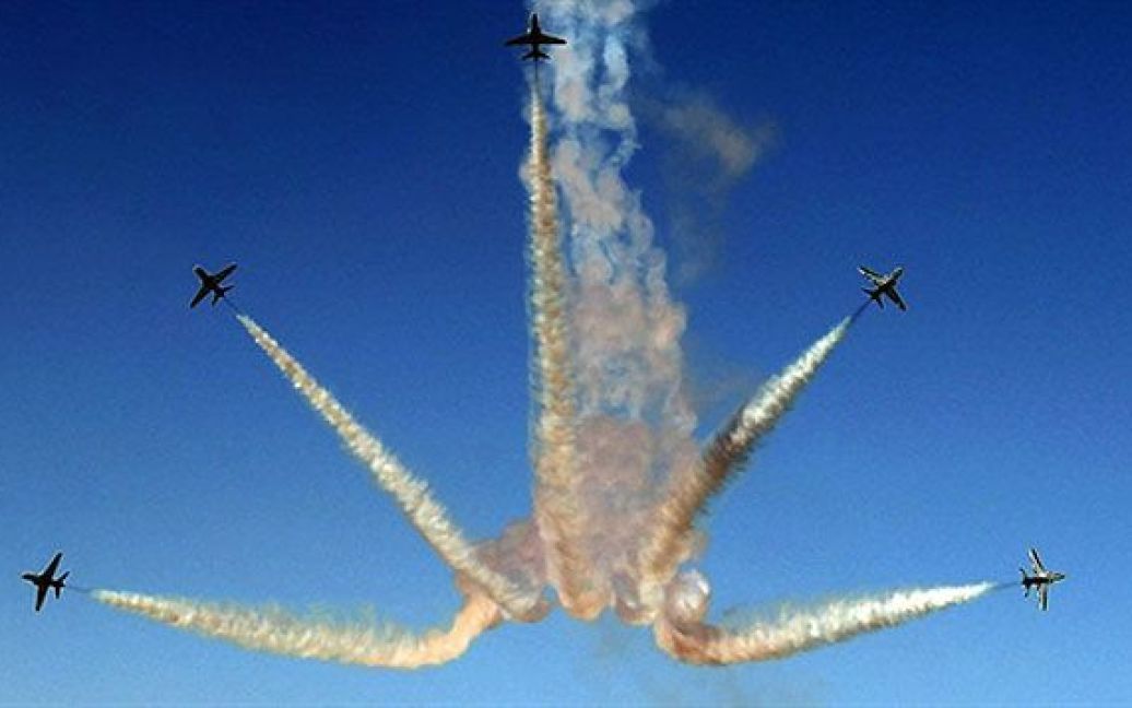 Об&#039;єднані Арабські Емірати, Аль-Аїн. Пілотажна група "Королівські Саудівські Яструби" Королівських ВПС Саудівської Аравії виступає на Міжнародних змаганнях з вищого пілотажу. / © AFP