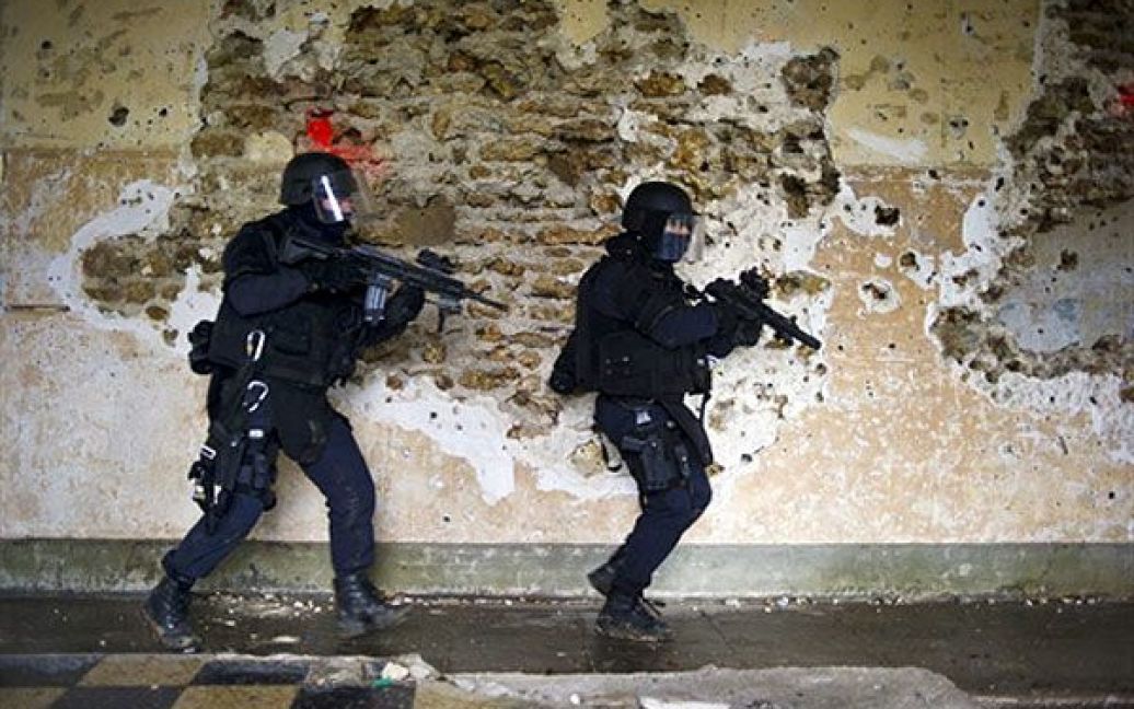 Франція, Версаль. Члени групи втручання французької національної жандармерії (GIGN) беруть участь у тренуванні у штаб-квартирі. / © AFP