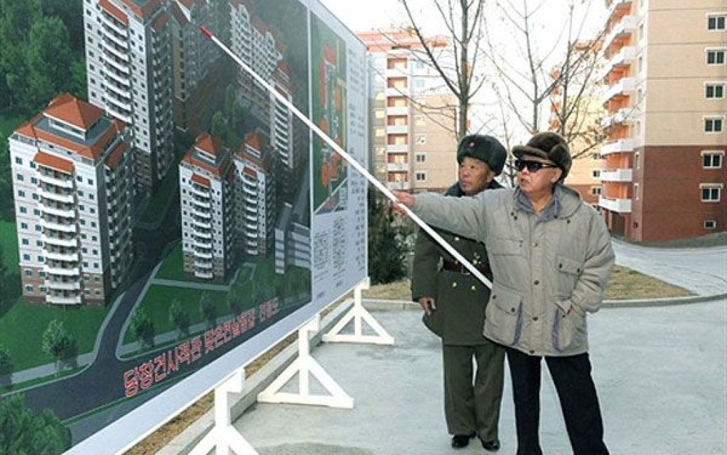 КНДР, Пхеньян. Лідер Північної Кореї Кім Чен Ір жестикулює під час відвідування новозбудованого житла у Пхеньяні. / © AFP
