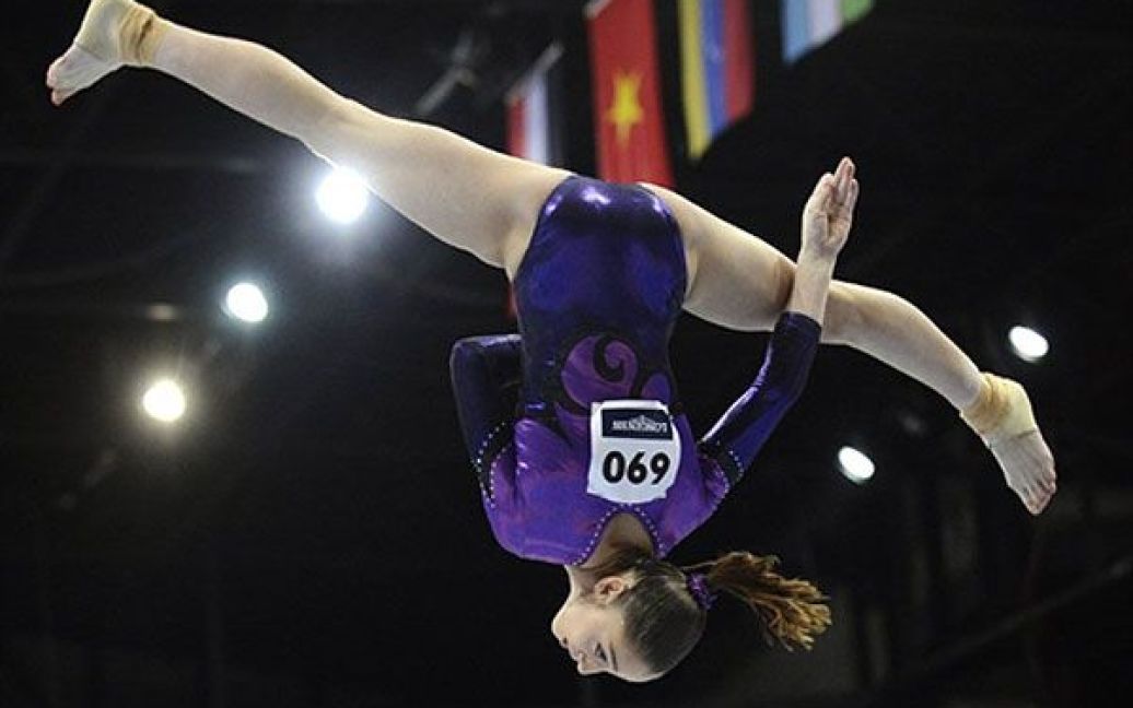 Нідерланди, Роттердам. Російська гімнастка Алія Мустафіна виконує праву на колоді у жіночому багатоборстві на 42-й Чемпіонаті світу зі спортивної гімнастики. / © AFP