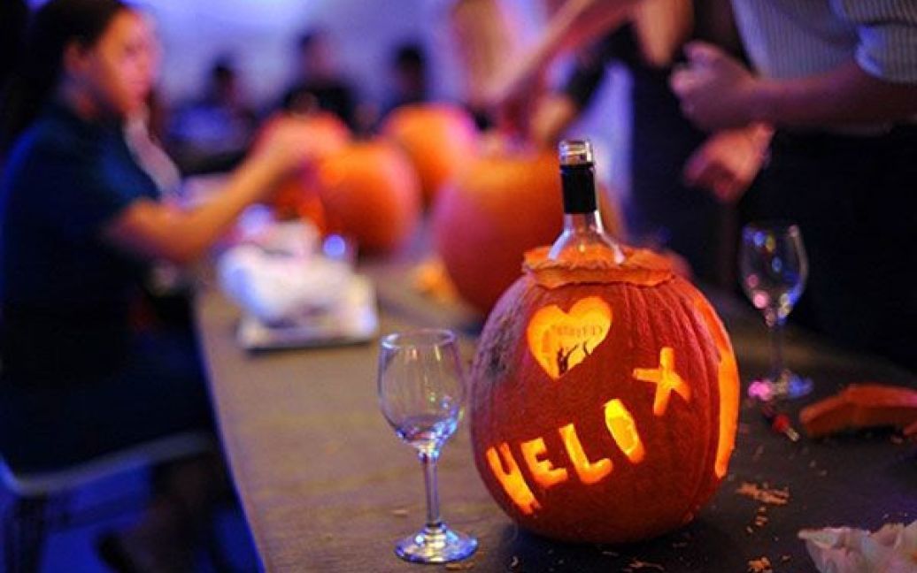 У Вашингтоні (США) напередодні свята Хелловін провели конкурс на найкраще різьблення на гарбузі "Helix Lounge&#039;s Pumpkin Carving", в якому взяли участь десятки людей. / © AFP