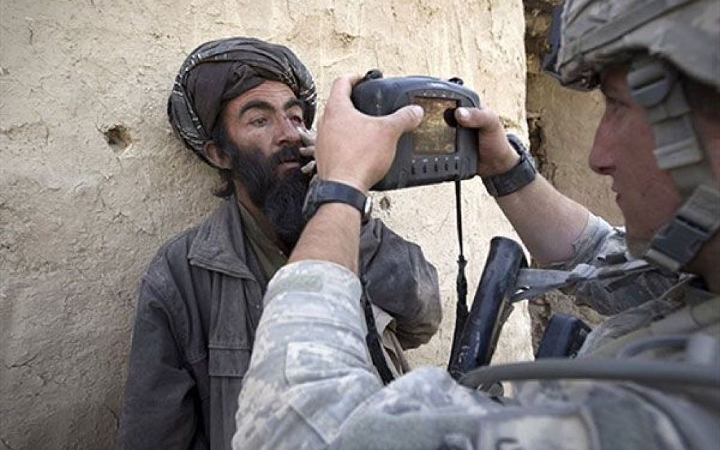 Афганістан, Зарі. Американський солдат з кампанії "Браво" робить фотографію афганського селянина Мухаммеда Раса у Лойя Дерах під час патрулювання у провінції Кандагар. / © AFP