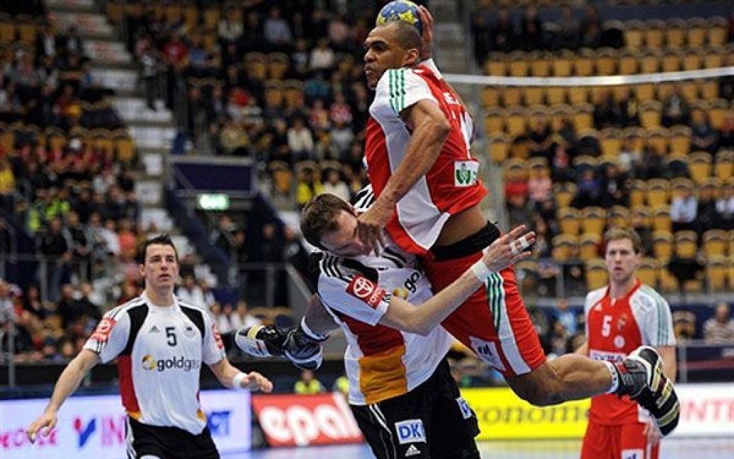 Швеція, Йончепінг. Угорський гандболіст Карлос Перес намагається забити м&rsquo;яч у матчі між Угорщиною та Німеччиною на 22-му Чемпіонаті світу з гандболу. / © AFP