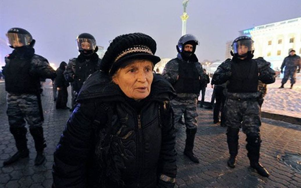 В центрі Києва під наглядом озброєної міліції комунальники знесли наметове містечко підприємців, які протестували проти Податкового кодексу. / © AFP