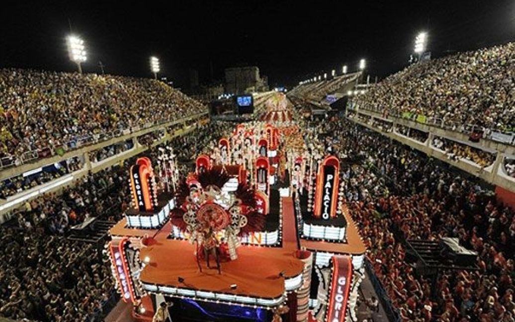 Знаменитий карнавал у Ріо-де-Жанейро зібрав понад 700 тисяч глядачів. / © AFP