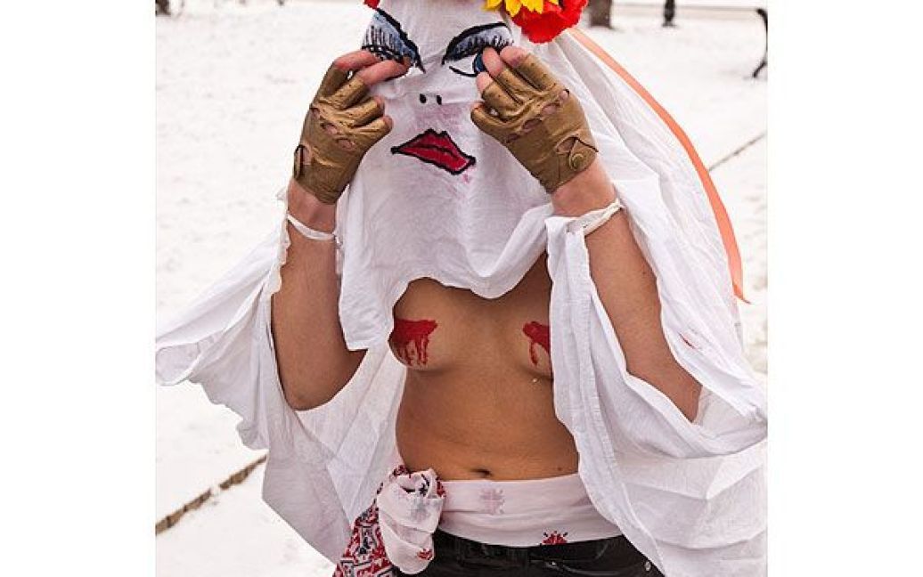 Жіночий рух FEMEN вирішив привітати прем&#039;єр-міністра України Миколу Азарова з днем народження, адже 17 грудня 2010 року Микола Янович відзначає 63-річчя. / © Жіночий рух FEMEN