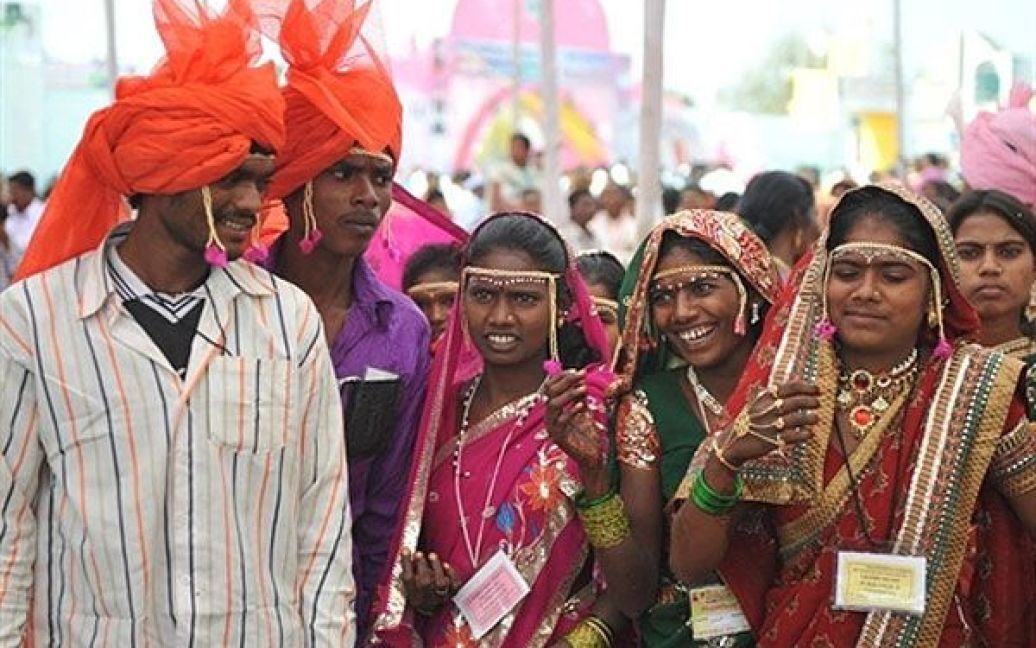 Індія, Амраваті. Індуси під час масового весілля в місті Амраваті поблизу Нагпура. У церемонії цього разу взяли участь 2835 пар, які сповідують різні релігії. Таким чином, вони спробували побити рекорди Гіннеса і Лімка з наймасовішого весілля. / © AFP