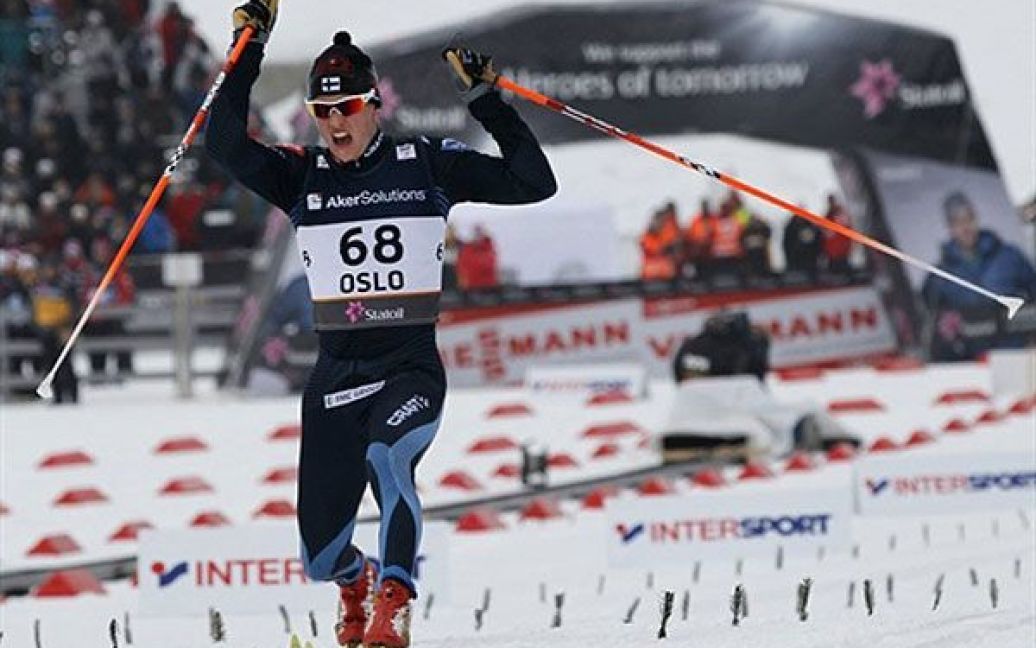 Норвегія, Осло. Фінський спортсмен, який виборов золоту медаль, Матті Хейккінен перетинає фінішну лінію після завершення гонки на 15 км по пересіченій місцевості на Чемпіонаті світу в Осло. / © AFP