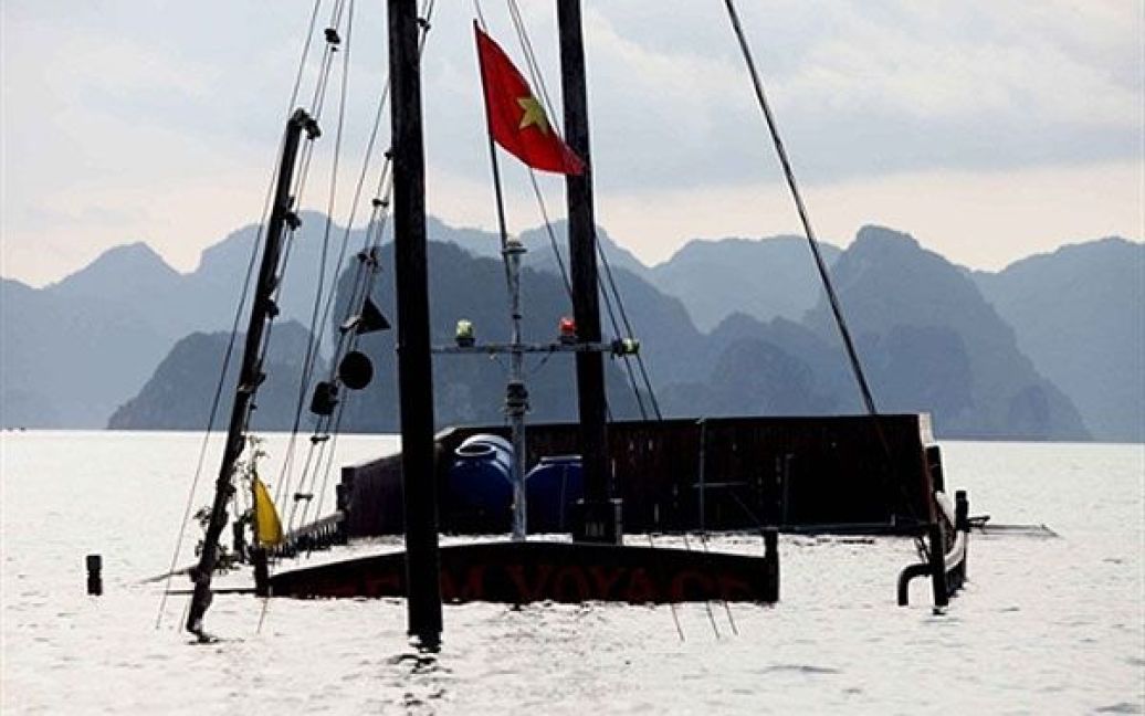 В&#039;єтнам, затока Халонг. Туристичний човен затонув у затоці Халонг, поблизу острова Тітов у північно-східній провінції Куанг Нінь. Дванадцятеро людей, більшість з них іноземних туристів, загинули в результаті аварії. / © AFP