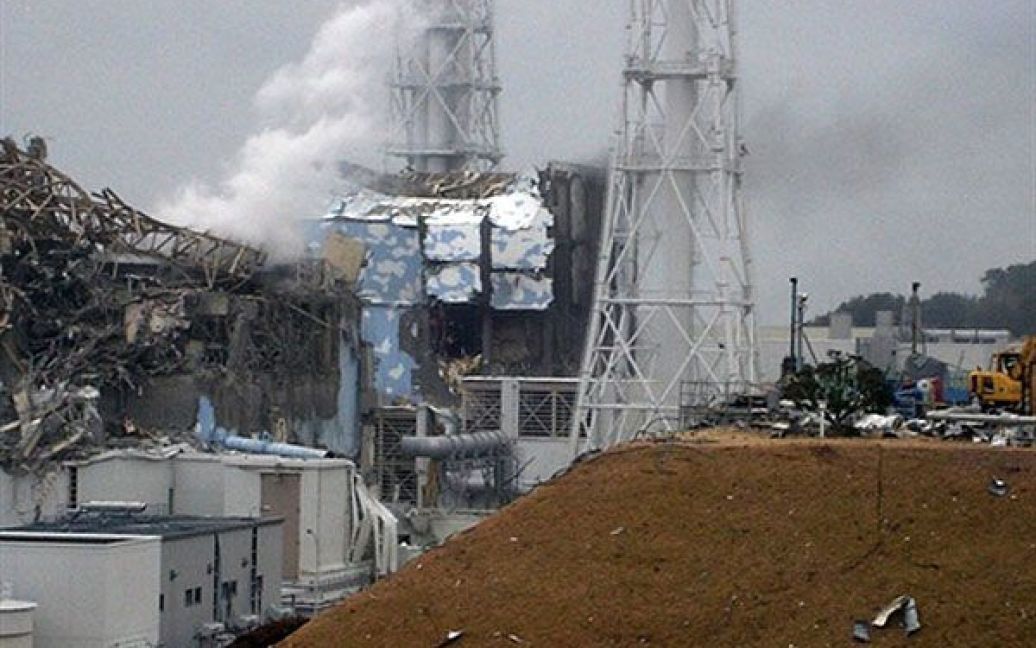 Японія, Окума. Пошкоджені третій та четвертий реактори АЕС "Фукусіма-1". На АЕС весь час виникають нові пожежі, посилюючи ядерну кризу в Японії, яка потерпає від наслідків землетрусу та цунамі. Фото AFP/TEPCO / © AFP