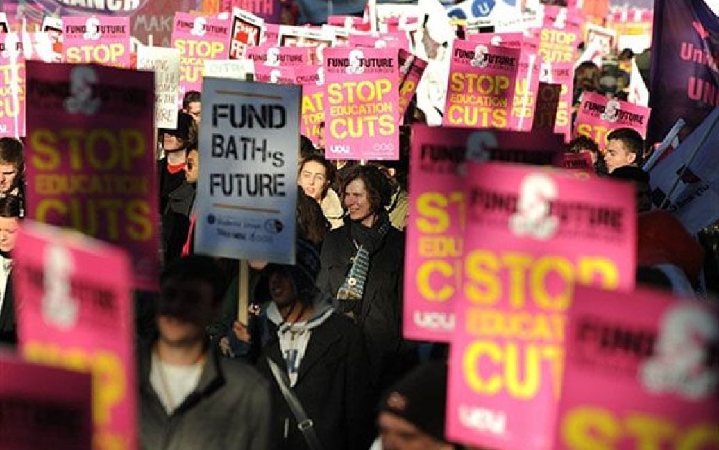 Студенти і викладачі вийшли на вулиці на знак протесту проти планів уряду підвищити вартість освіти в Англії. / © AFP