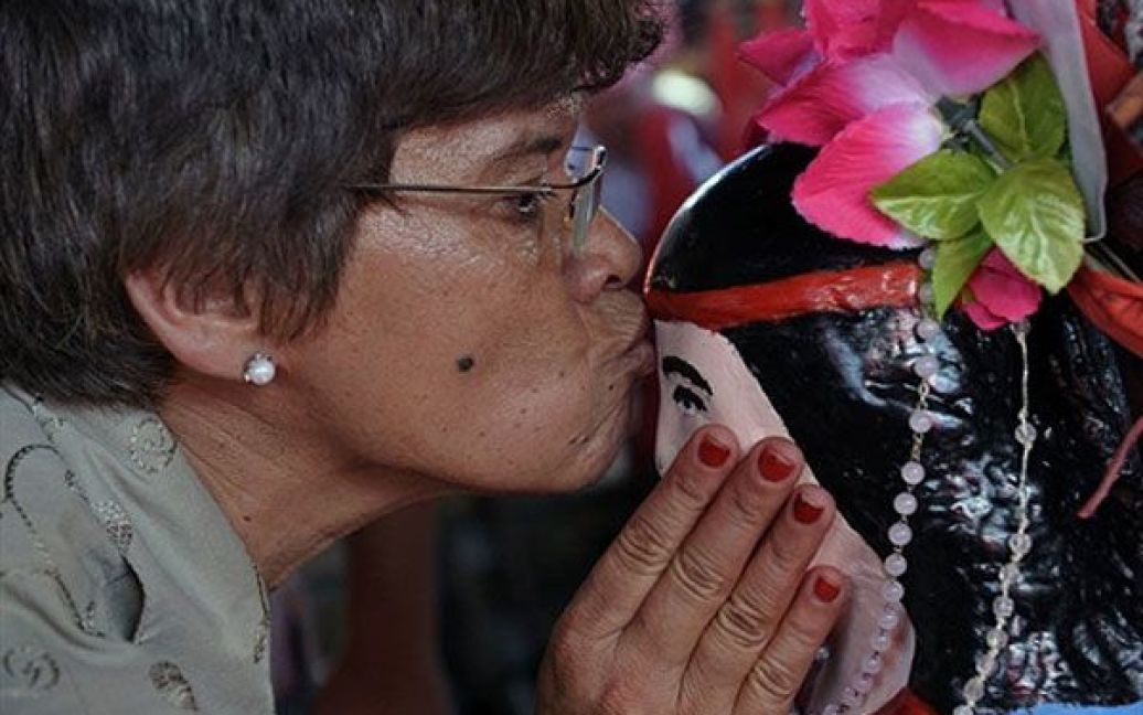 Аргентина, Мерседес. Жінка цілує зображення народного святого Гаучіто Гіля. / © AFP