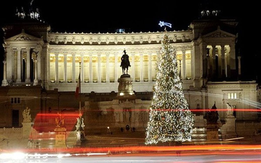 Італія, Рим. Ялинка, прикрашена різдвяними іграшками, стоїть у центрі римської площі Венеції. / © AFP