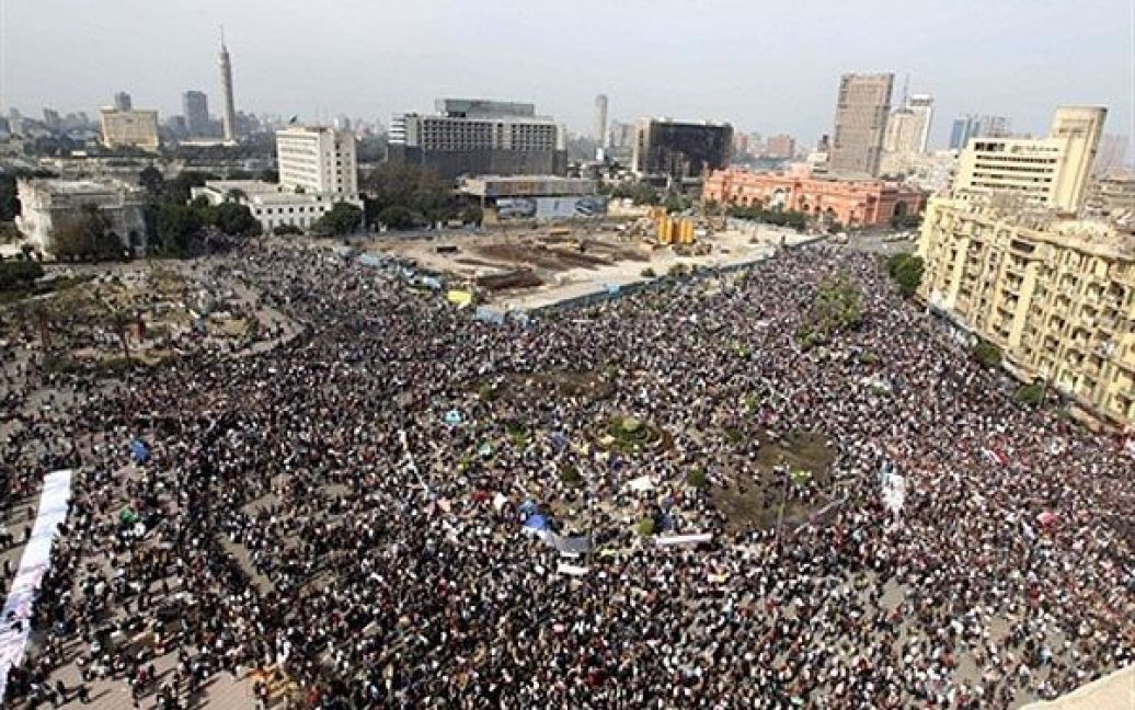 Єгипет, Каїр. Сотні тисяч єгиптян зібралися на площі Тахрір в центрі Каїра на опозиційний "Марш мільйонів". Протягом тижня у Єгипті не вщухають масові протести, учасники яких закликають до повалення довгострокового режиму правління Хосні Мубарака. / © AFP