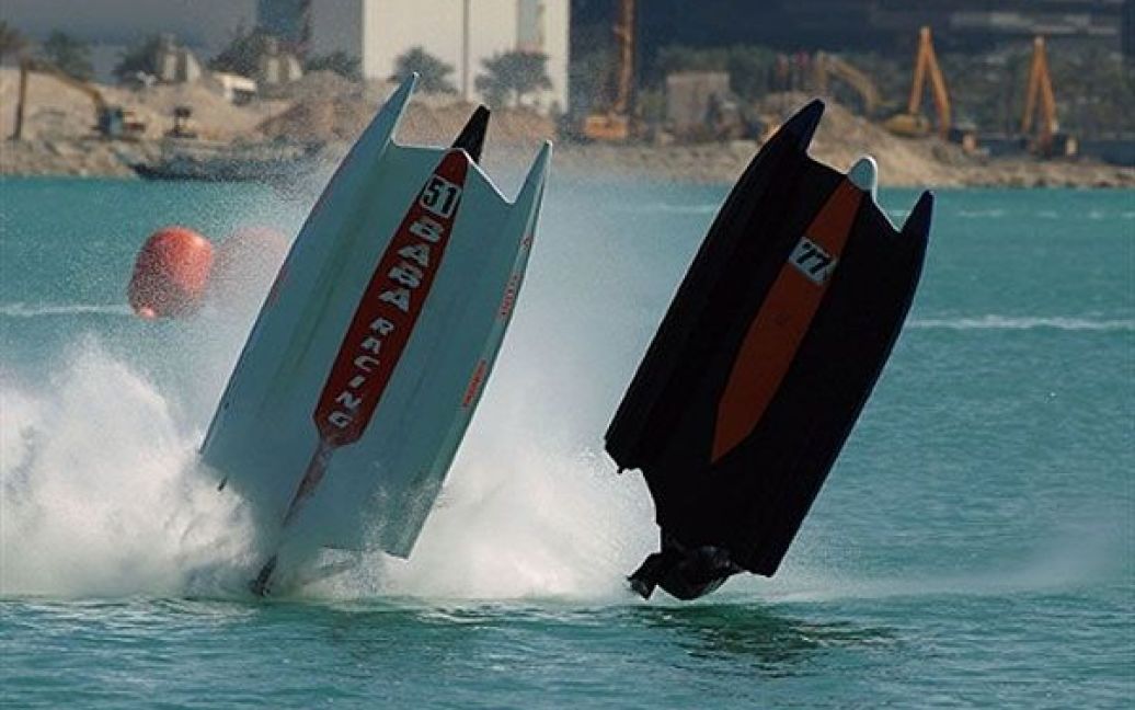 Катар, Доха. Фінський спортсмен Філіп Ромс з команди Mad Croc F1 та Метью Пелфріман з англійської команди F1 Atlantic зіткнулись під час гонки на Гран-прі Катару. Обидва гонщики не постраждали. / © AFP