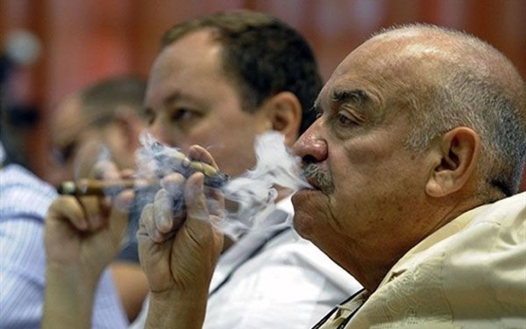 Куба, Гавана. Учасники 13-го фестивалю сигар курять під час церемонії відкриття у палаці Конвенції в Гавані. Фестиваль триватиме до 25 лютого. / © AFP