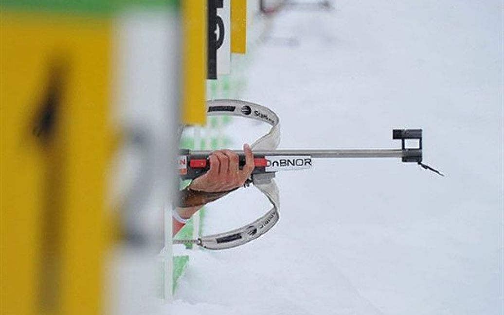 Австрія, Хохфільцен. Норвезький спортсмен Ларс Бергер робить постріл під час тренування у чоловічому спринті на 10 км під час Кубка світу з біатлону у Хохфільцені. / © AFP