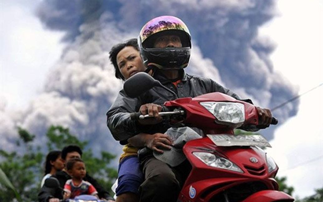 Індонезія, Балеранте. Місцеві жителі залишають небезпечну зону вулкана Мерапі, який засипає попелом селище Балеранте. / © AFP