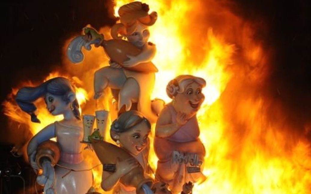 Цього року на вулицях Валенсії спалили 600 гігантських ляльок. / © AFP