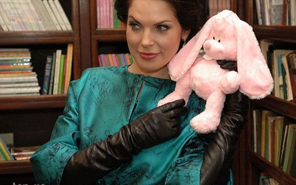 Влада Прокаєва готується до Нового року і фотографіується із Кроликом - символом 2011 року / © ТСН.ua