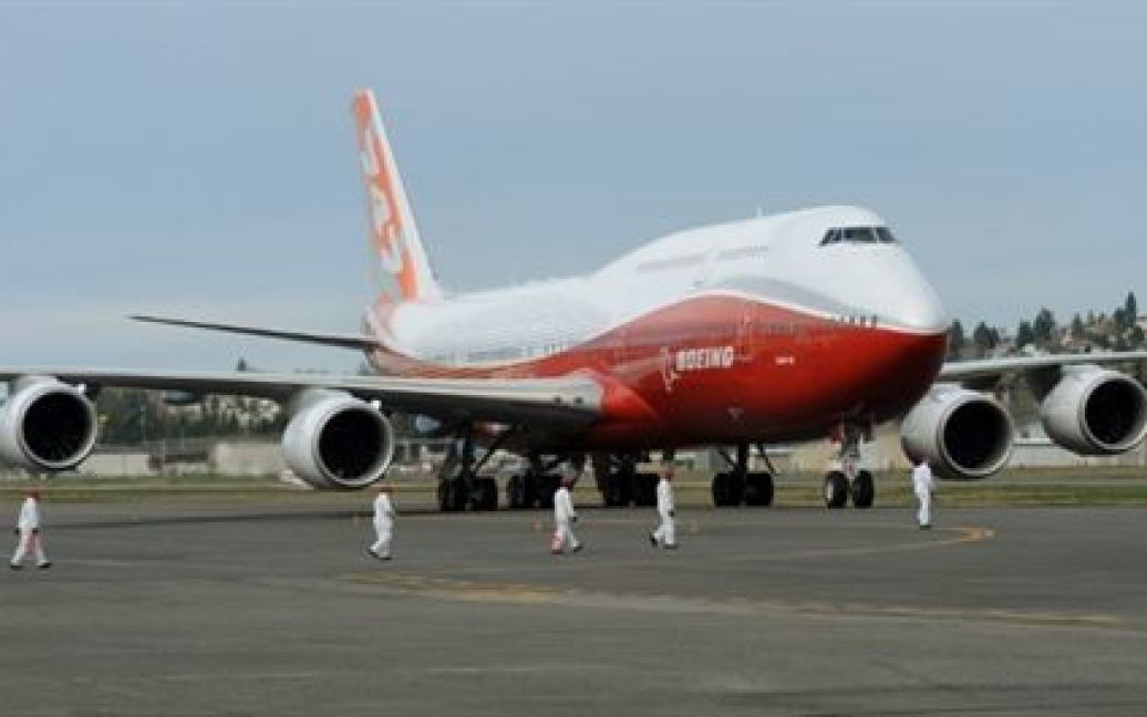 Найдовший пасажирський літак у світі, Boeing 747-8 Intercontinental здійснив свій перший випробувальний політ. / © AFP